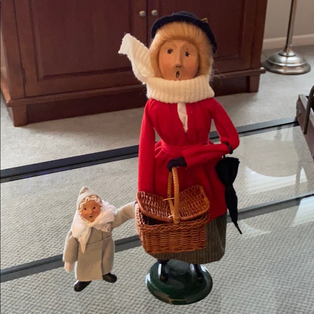 Byers Choice Caroler Lady with child and Umbrella